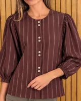 Camisa de lino marrón oscuro con rayas verticales blancas, cuello redondo, cierre frontal con botones dobles y mangas largas abullonadas con puños fruncidos.