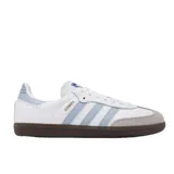 Championes Adidas Samba Og blancos con detalles en celeste y suela marrón.