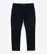 Pantalón masculino de corte skinny confeccionado en sarga de algodón con elastano. Presenta cierre frontal con botón y cremallera, cintura con trabillas y bolsillos laterales y traseros.