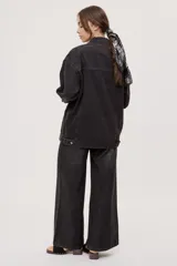 Jean wide leg de tiro medio, con pierna amplia de caída recta, diseño de cinco bolsillos, pasacintos y cierre frontal con botón y cremallera.