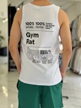 Musculosa blanca con estampado negro en la espalda con diseño tipográfico y gráfico inspirado en información nutricional humorística.