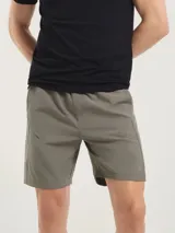 Bermuda deportiva color marrón, con corte recto, bolsillos laterales y cintura elástica.