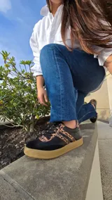 Zapatillas Dallas de cuero blanco, con detalles en gamuza beige y tiras laterales rosadas, suela de goma y diseño urbano.