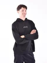 Hoodie negro con capucha y bolsillo canguro. Presenta un pequeño texto estampado en blanco en el pecho que dice: "STREET STYLE HAS REVOLUTIONIZED THE FASHION INDUSTRY".