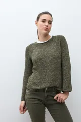 Sweater de punto color verde oliva con escote bote y mangas largas acampanadas.