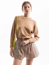Sweater Preto de punto color rosa, con cuello redondo y mangas largas de corte holgado.