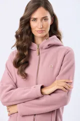 Campera de polar azul con cierre frontal, capucha integrada y bolsillos laterales. Presenta un diseño entallado con logo bordado en el pecho.