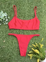 Conjunto de bikini rojo, con corpiño tipo top de breteles finos y bombacha colaless regulable.