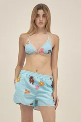 Short celeste con estampado de flores en tonos naranja, marrón y rosa. Confeccionado en tejido seersucker de algodón con cintura elastizada.
