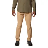 Pantalón cargo Columbia Tech Trail Utility color beige, con pierna recta y tecnología Omni-Shield repelente al agua y manchas. Cuenta con múltiples bolsillos seguros y presilla utilitaria en la cintura.