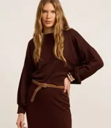 Suéter marrón de punto con textura diferenciada, cuello redondo y mangas abullonadas.