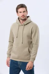 Canguro con capucha y cordones ajustables, confeccionado en felpa lisa color beige, con un pequeño bordado en el pecho.