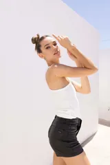 Short negro de tiro alto con efecto engomado.