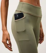 Legging deportiva de tiro alto confeccionada en microfibra, con ajuste al cuerpo y detalle de franja contrastante en la cintura. Incluye bolsillo funcional lateral.