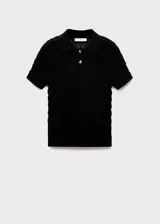 Polo de manga corta con textura gofrada, cuello clásico y cierre frontal de botones. Confeccionado en tejido de punto fino.