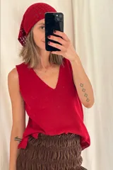 Chaleco de punto color marrón, con escote en V y aberturas laterales en el dobladillo.