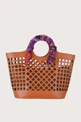 Pañuelo cuadrado de acabado sedoso con estampado que combina motivos florales en tonos violetas y patrones geométricos en marrón y bordó. Presenta el logo de la marca estampado en los bordes.