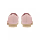 Championes Lacoste modelo Aura, color rosado con suela de goma en tono beige. Presentan un diseño de cuero con textura granulada, cierre de cordones al tono y el icónico logo del cocodrilo metálico en el lateral.