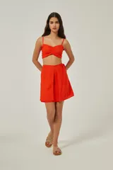 Top corto color naranja, con breteles finos y fruncido en el busto.