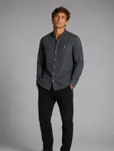 Camisa de manga larga color gris oscuro, con cuello mao y cierre frontal con botones.