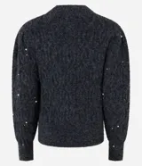 Buzo de tricot texturizado color gris con perlas blancas aplicadas. Tiene mangas largas abullonadas y cuello redondo.