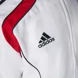Campera Adidas blanca con detalles en rojo y negro, con cierre frontal y cuello alto. Presenta el escudo del Club Atlético River Plate en el pecho y las tres tiras características de Adidas en las mangas.