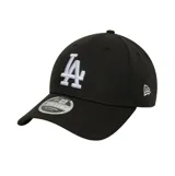 Gorra New Era modelo 9Forty de los Los Angeles Dodgers, color negro con bordado frontal del logo del equipo en color blanco y visera curva.