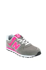 Championes deportivos New Balance modelo 574, color verde con detalles en gris y blanco, confeccionados en gamuza y malla, con el logotipo "N" característico en los laterales y entresuela ENCAP.