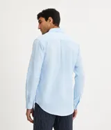 Camisa de manga larga Marfinno con cuello camisero y cierre frontal de botones. Confeccionada en tejido plano de lino y algodón.