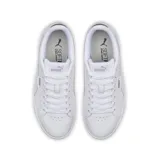 Championes Puma modelo Jada Renew, de diseño urbano en color blanco. Presentan una silueta clásica con plataforma, confeccionados en material sintético con perforaciones laterales y el logo de la marca en la lengüeta y el talón.