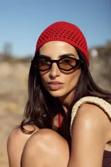 Lentes de sol con silueta geométrica y angular de estilo cat-eye hexagonal, armazón negro y cristales oscuros con protección UV400.