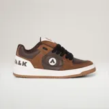 Zapatillas Airwalk Throlle de estilo urbano, color marrón y chocolate con inserciones de gamuza, cordones negros y suela de goma blanca con base marrón.