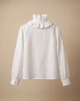 Camisa de lino blanca con cuello alto fruncido tipo gola, lazo decorativo y mangas largas.