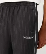 Pantalón de corte regular gris oscuro con diseño de raya diplomática fina y bordado localizado. Confeccionado en poliéster con viscosa, cuenta con cintura elástica.