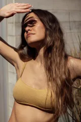 Conjunto de bikini color turquesa con tejido acanalado. El corpiño es tipo bandó con breteles finos regulables y espalda ajustable. La bombacha es vedetina con tiras ajustables a los costados.