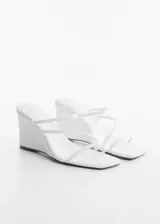Sandalia blanca con plataforma tipo cuña, punta cuadrada y tiras finas.