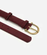 Kit de dos cinturones femeninos de poliuretano, uno en color bordó con textura gamuzada y hebilla dorada clásica, y otro en color marrón con acabado liso y hebilla metálica trabajada. Ambos cuentan con pasador y ajuste mediante orificios.