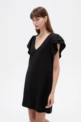 Vestido corto de viscosa color blanco, con cuello en V profundo y mangas cortas con volados. Diseño holgado.