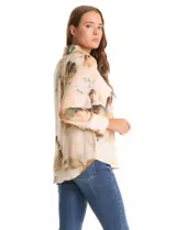 Camisa de gasa con estampado abstracto en tonos beige, verdes y marrones, marca Alex & Lili. Presenta cuello con solapa, escote en V, cierre frontal con botones y mangas largas con puños anchos abotonados.