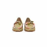 Mocasines de cuero color verde pistacho con taco bajo y punta redondeada. Presentan detalles artesanales de tiras entrelazadas en tonos pastel y un aplique colgante con cuenta translúcida en el empeine.