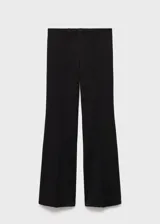 Pantalón tiro medio color negro, de corte recto y largo, con cintura elástica.