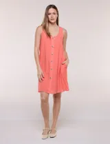 Vestido corto blanco de calce suelto y estilo relajado, de la marca Zac & Rachel. Cuenta con breteles anchos, escote redondo, abotonadura frontal con botones tipo carey, bolsillos laterales y forro a tono.