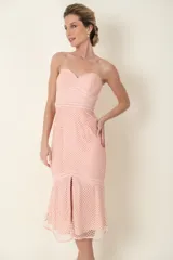 Vestido midi de cruni color rosa pastel, con escote corazón, breteles finos y falda con volados.