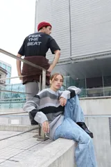 Sweater de tejido jacquard con rayas horizontales en tonos de gris, negro y blanco. Presenta cuello a la base y mangas largas con fit oversized.