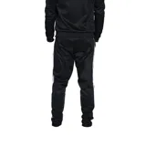 Conjunto deportivo Umbro de campera y pantalón en color gris. La campera es de cuello alto, con cierre frontal completo y bolsillos laterales con cierre. El pantalón cuenta con cintura elástica y bolsillos laterales. Ambos presentan detalles de franjas negras en los costados y el logo de la marca bordado.