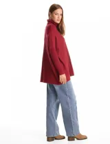 Polera de tejido de punto con cuello alto, corte oversize y mangas largas con puños elastizados.