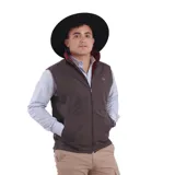 Chaleco negro de microfibra impermeable con interior de polar y cierre frontal.