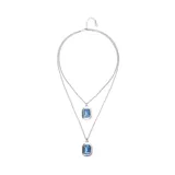 Collar doble de cadena fina bañado en plata, con dos dijes rectangulares que contienen cristales facetados en color azul.