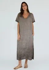 Vestido largo color amarillo, de lino y algodón, con escote en V y mangas cortas.