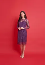 Vestido midi de encaje violeta con bordado de piedras, forro de seda y mangas largas transparentes.